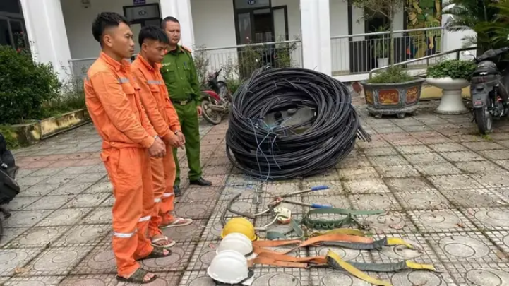 Bắt nhóm đối tượng giả thợ điện trộm cắp tài sản